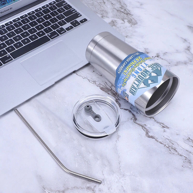 Garrafa Térmica Inox 900ml com Canudo – Isolamento a Vácuo – Ideal para Viagem e Uso Diário